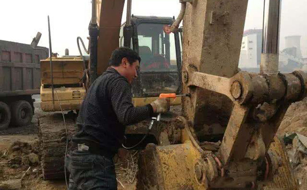 小挖掘机维修保养的七大禁忌