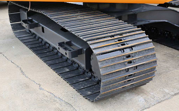 如何行走来降低小挖掘机的履带磨损