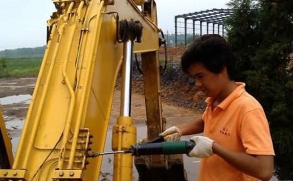 挖掘机为什么需要打黄油 挖掘机打黄油有什么好处