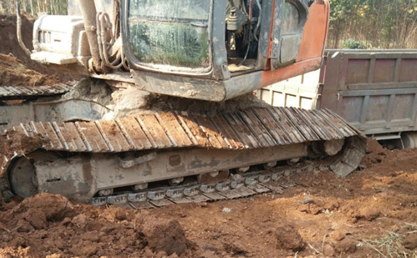 挖掘机履带为什么会“出轨” 的原因是什么，接下来怎么做