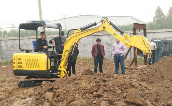 小型挖掘机出现故障冒黑烟的原因是什么