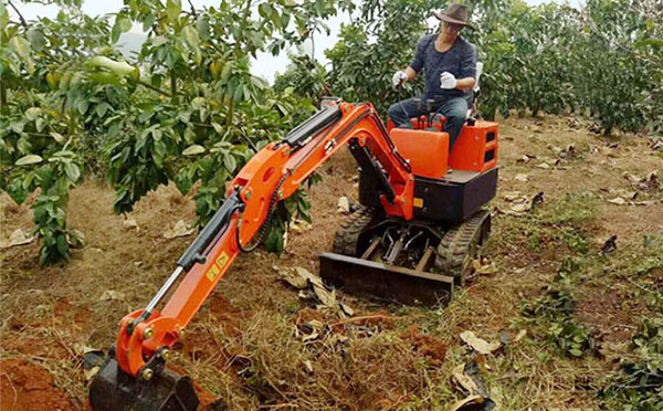 农业小挖机在野外工作的时候应该怎样保养