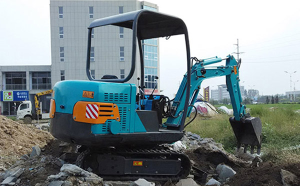 微型挖掘机翻车现象原因分析